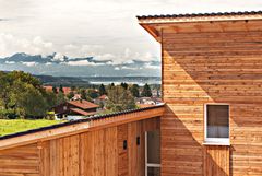 Super Aussicht von der Mehrgenerationen Passivhaus-Siedlung in Bad Endorf - ZMH.com