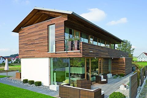 Ein Haus aus Holz welches die größtmögliche Naturbezogenheit ausstrahlt